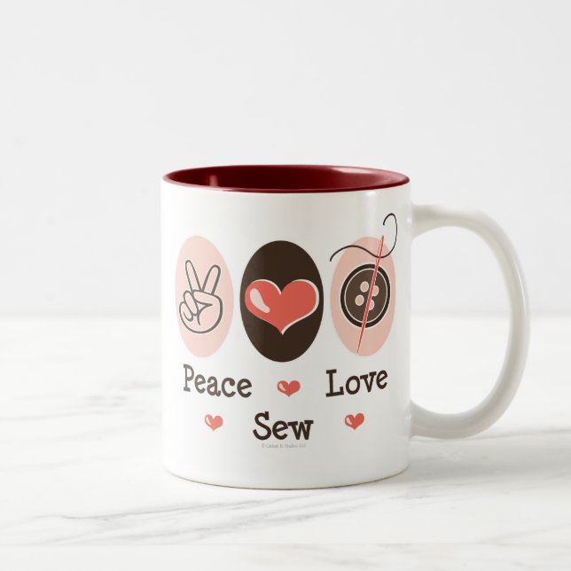 L'amour de paix cousent la tasse de couture (Droit)