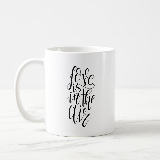 L'Amour Est Dans L'Air Mug (Gauche)