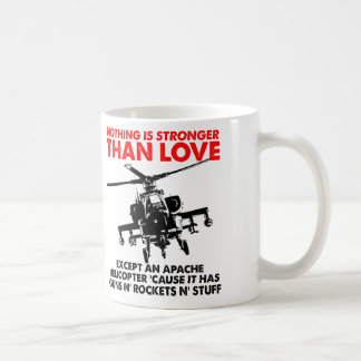 L'Amour Est Une Forte Mug Drôle