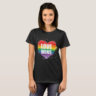 L'amour gagne le T-shirt de fierté de LGBT pour