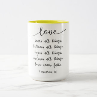 L'amour soutient toute la tasse de choses
