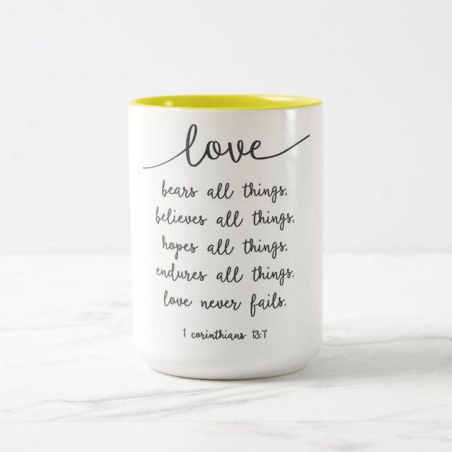 L'amour soutient toute la tasse de choses (Centre)