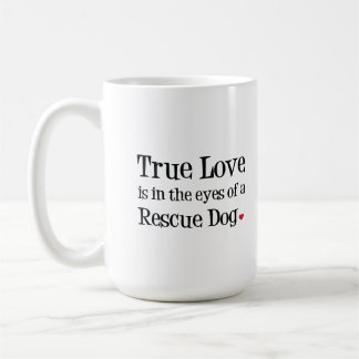L'amour vrai est aux yeux d'une tasse de chien de