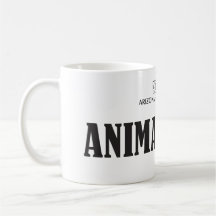 L'animal attrape la tasse de Phoenix