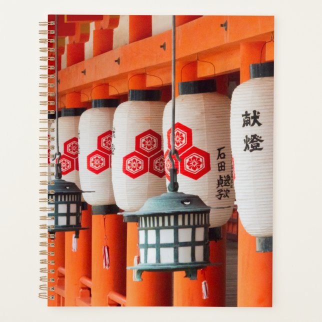 Lanternes à l'intérieur du sanctuaire Itsukushima (Devant)