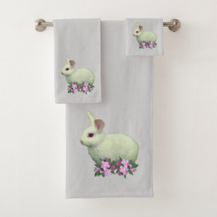 Lapin blanc et fleurs de pommier sur gris clair