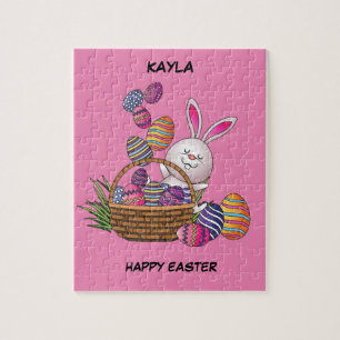 lapin de Pâques en panier avec puzzle d'oeufs.