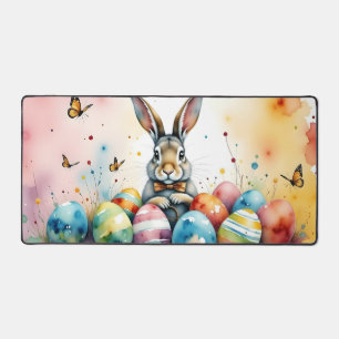 Lapin de Pâques mignon avec des œufs peints coloré