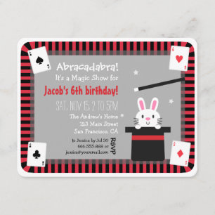 Lapin mignon dans les invitations magiques de fête