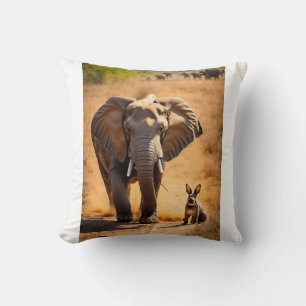 Lapin Photographe et Boxer en Safari – Aventure en Throw Pillow