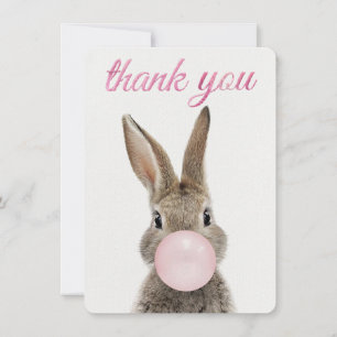 Lapin soufflant un bubble gum rose Merci