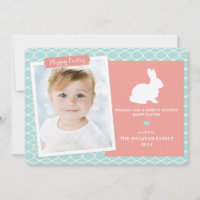 Lapin sur la carte plate heureuse de Pâques de