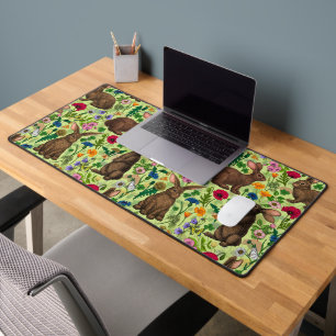 Lapins et fleurs sauvages sur le vert miel