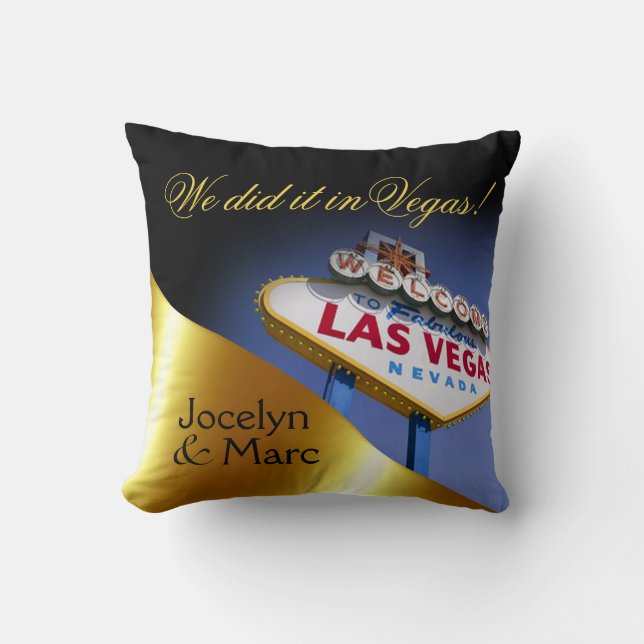 Las Vegas Sign Mr. & Mrs. Newlyweds | gold Throw Pillow (Front)