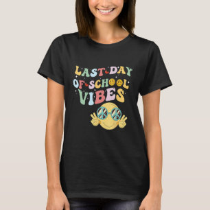 last day of summer vibes, groovy summer, funny tea T-Shirt