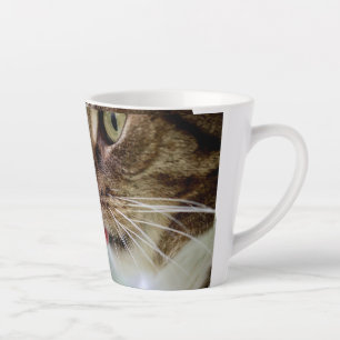 Latte Tasse de café avec visage de chat réaliste mignon