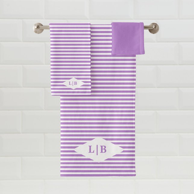 Lavande Purple Stripes Initiales Serviette de bain (Créateur téléchargé)