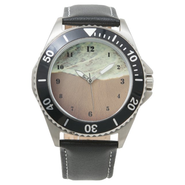 Lave-linge blanc sur la montre de plage (devant)