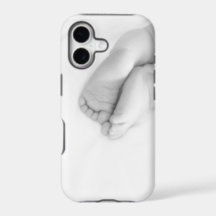 le bébé botte le coque iphone avec la pointe du