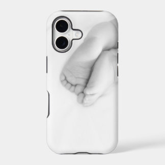 le bébé botte le coque iphone avec la pointe du