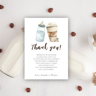 Le bébé brasse de la bouteille Merci café