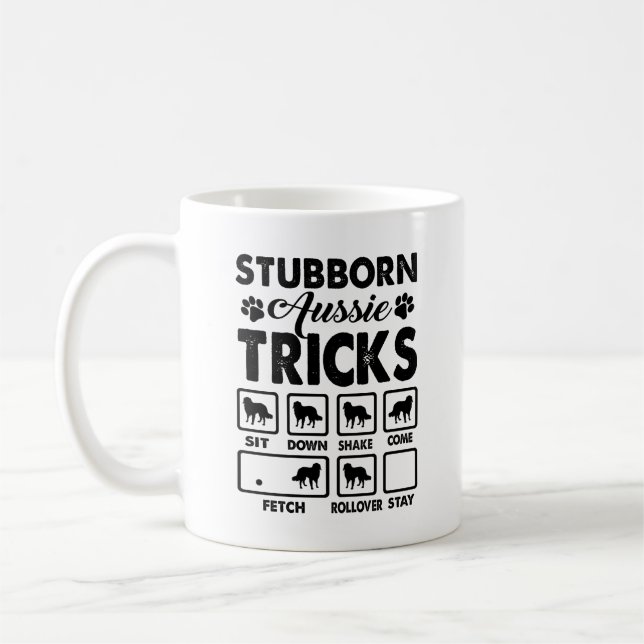 Le berger australien têtu dupe la tasse (Gauche)