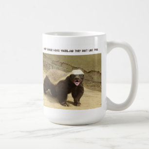 Le blaireau de miel entend la tasse de voix