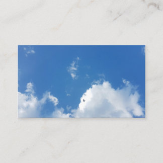 Le blanc gonflé de ciel bleu opacifie les cartes