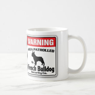 Le bouledogue français a patrouillé la tasse de