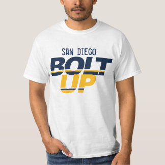 Le boulon des hommes vers le haut du T-shirt
