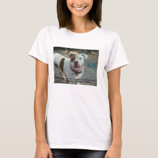 Le cancer canin mord le T-shirt précieux