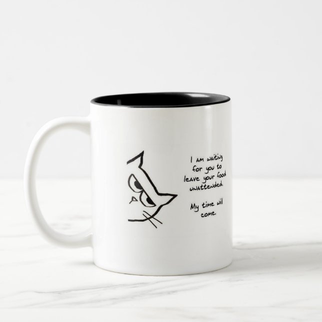 Le chat attend pour voler votre nourriture - tasse (Gauche)
