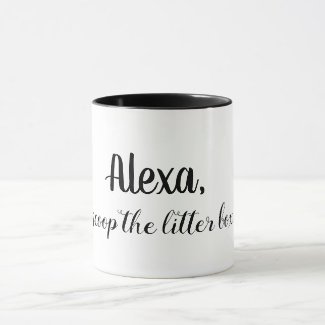Le chat drôle attaque la tasse d'amoureux des (Centre)