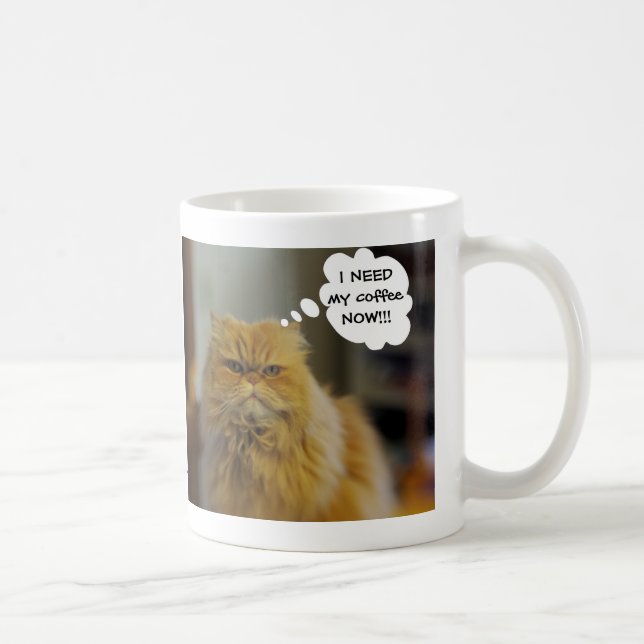 Le chat persan a besoin de la tasse de café (Droite)