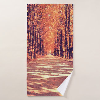 Le chemin dans la forêt d'automne