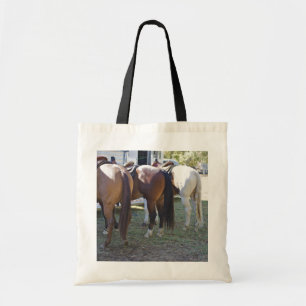 Le cheval aboute le sac fourre-tout