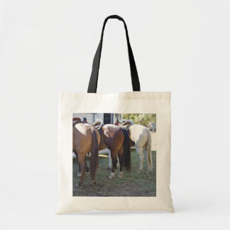 Le cheval aboute le sac fourre-tout