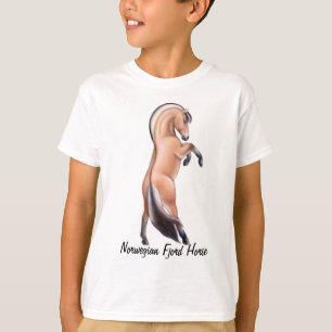 Le cheval norvégien de fjord badine le T-shirt