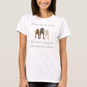 Le chien agite le T-shirt