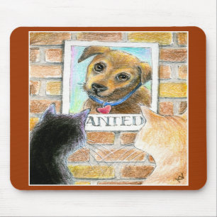 Le chiot, chats, "a voulu" le tapis de souris