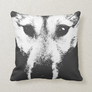 Le chiot de loup enroué de coussin repose des