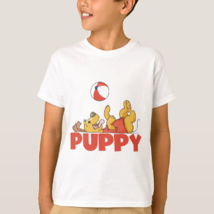 Le chiot joue des T-shirts et des cadeaux