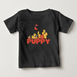 Le chiot joue des T-shirts et des cadeaux