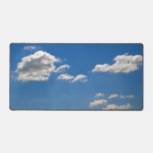 Le ciel est bleu et des nuages blancs passent par 