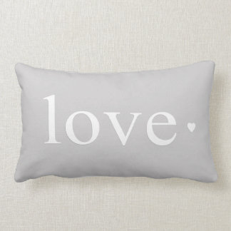 Le coeur gris d'amour repose des coussins