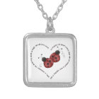 Le collier de fils rouges