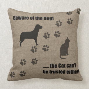 Le coussin drôle prennent garde du chien