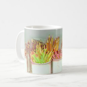 Le crayon de pièce d'art met en forme de tasse