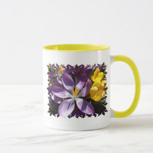Le crocus colore la tasse de café