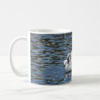 Le cygne éclaboussé sur la Mug